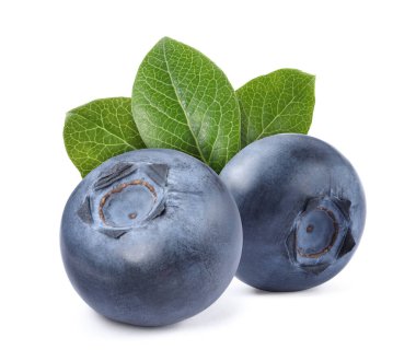 Taze taze yaban mersini ve yeşil yapraklar beyazın üzerinde izole edilmiş.