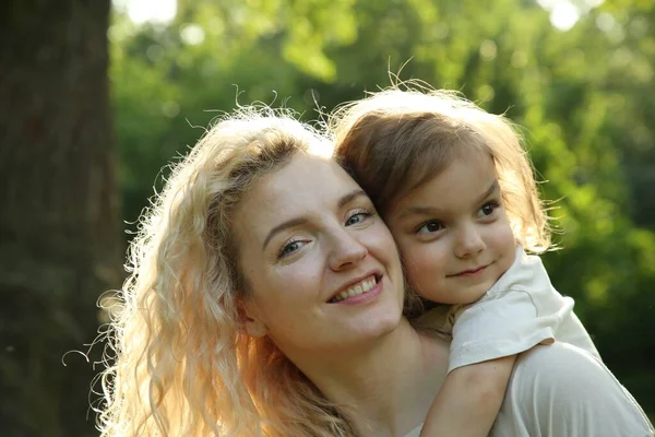 Glückliche Frau Mit Ihrer Tochter Die Zeit Zusammen Freien Verbringt — Stockfoto
