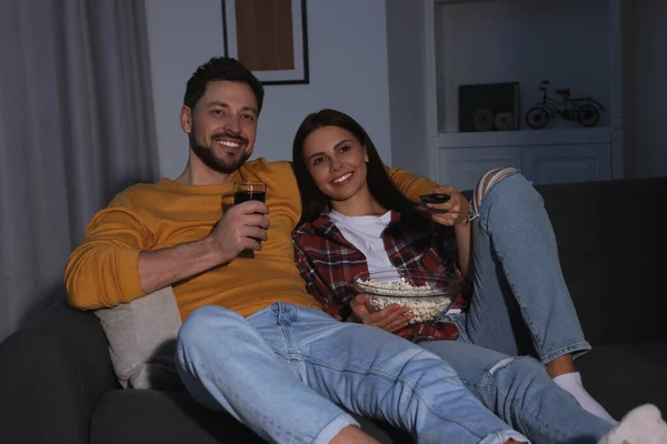 Šťastný Pár Popcornem Sledování Televize Doma Večerních Hodinách — Stock fotografie