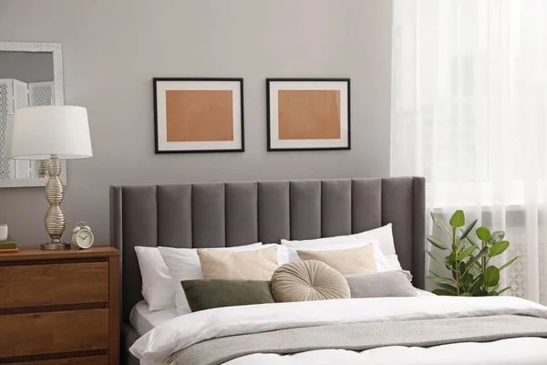 Comfortabel Bed Met Kussens Lamp Verschillende Inrichting Houten Ladekast Kamer — Stockfoto