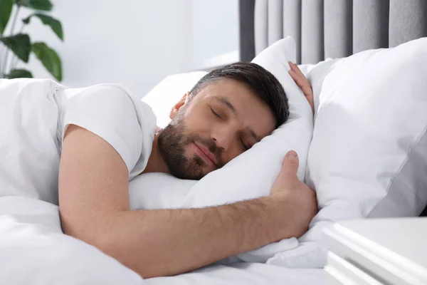Evdeki Yumuşak Yatakta Uyuyan Yakışıklı Adam — Stok fotoğraf