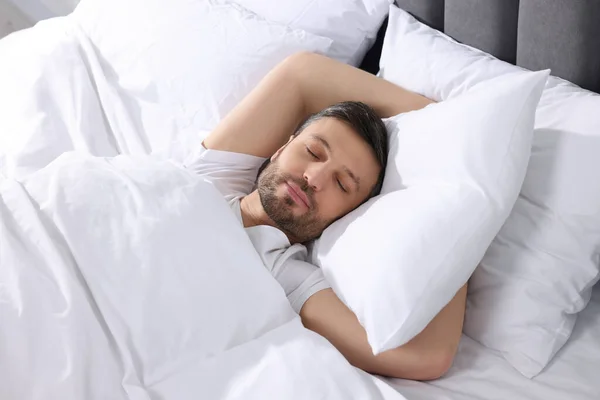 Όμορφος Άντρας Κοιμάται Μαλακό Άσπρο Κρεβάτι — Φωτογραφία Αρχείου