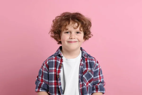 Portret Van Schattig Jongetje Roze Achtergrond — Stockfoto