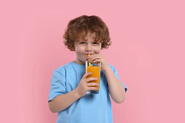Söt Liten Pojke Dricka Färsk Juice Genom Halm Rosa Bakgrund — Stockfoto
