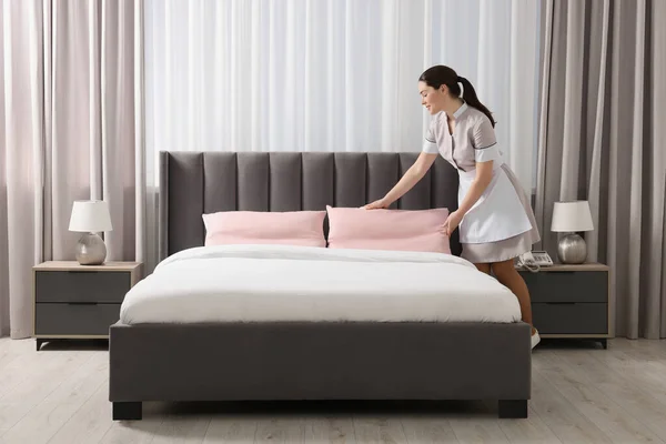 Genç Hizmetçi Otel Odasında Yatak Yapma — Stok fotoğraf