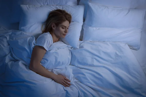 Kobieta Śpiąca Łóżku Nad Widokiem Miejsce Tekst — Zdjęcie stockowe