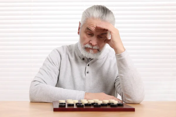 Playing Checkers Concentrated Senior Man Thinking Next Move Table Room — Stock Photo, Image