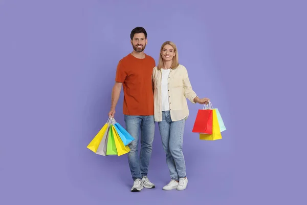 Shopping Famiglia Coppia Felice Con Molte Borse Colorate Sfondo Viola — Foto Stock