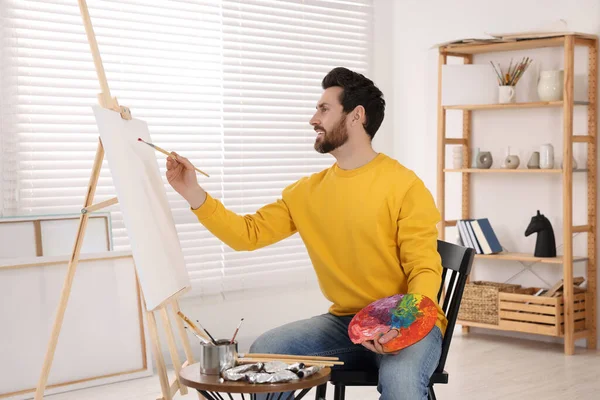 Pintura Homem Estúdio Usando Cavalete Para Segurar Tela — Fotografia de Stock