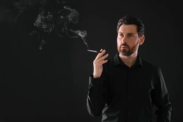 Άνδρας Που Χρησιμοποιεί Καπνοθήκη Για Κάπνισμα Μαύρο Φόντο Χώρος Για — Φωτογραφία Αρχείου