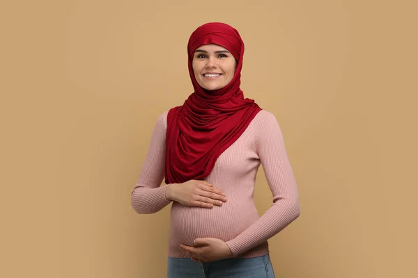 Portrét Těhotné Muslimské Ženy Hidžábu Béžovém Pozadí — Stock fotografie