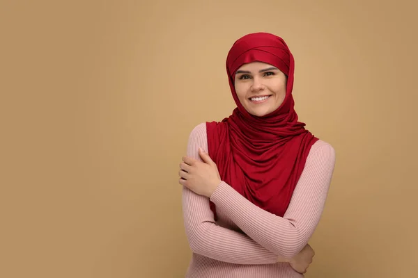 Porträt Einer Muslimin Hijab Auf Beigem Hintergrund Raum Für Text — Stockfoto
