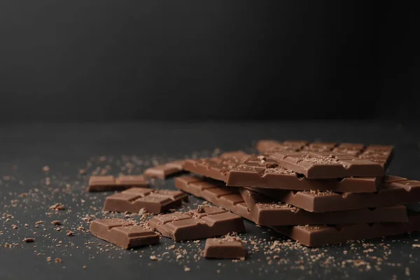 Кусочки Вкусного Шоколада Сером Столе Место Текста — стоковое фото