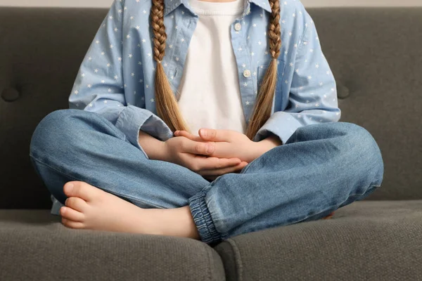 Kleines Mädchen Meditiert Auf Weichem Sofa Drinnen Nahaufnahme — Stockfoto