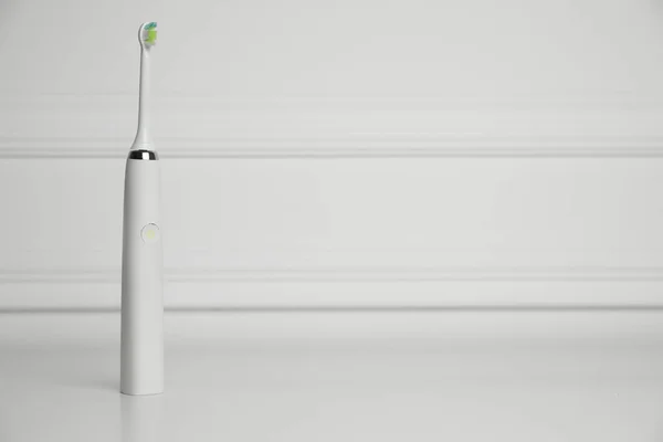 Elektrische Zahnbürste Auf Weißem Hintergrund Platz Für Text — Stockfoto