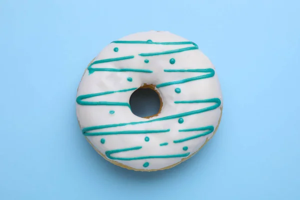 Leckere Glasierte Donut Auf Hellblauem Hintergrund Draufsicht — Stockfoto