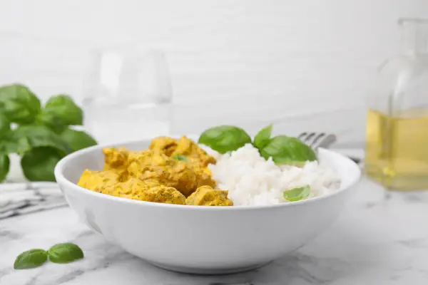 Köstlicher Reis Und Huhn Mit Currysoße Auf Weißem Marmortisch Nahaufnahme — Stockfoto