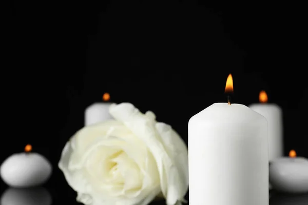 白いバラと暗闇でろうそくを燃やし テキストのためのスペースで閉じます 葬儀シンボル — ストック写真