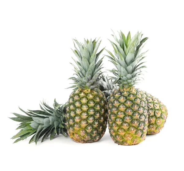 Wiele Pyszne Dojrzałe Ananasy Białym Tle — Zdjęcie stockowe