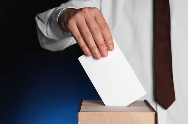 濃い青の背景の投票箱に投票を入れて閉じます テキストのスペース — ストック写真