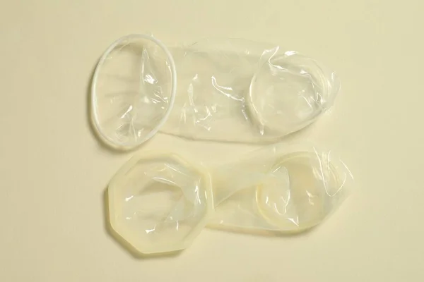 ベージュの背景に女性用コンドーム フラットレイ 安全なセックス — ストック写真