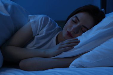 Geceleri uyuyan güzel genç bir kadın.