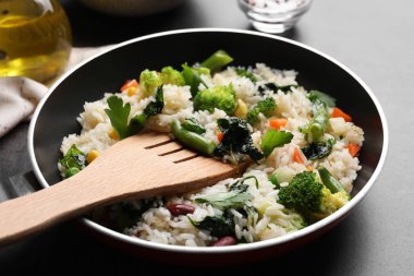 Siyah masada servis edilen sebzeli leziz pilav, yakın plan.