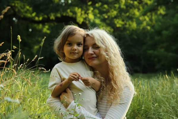 Hermosa Madre Con Linda Hija Pasando Tiempo Juntos Aire Libre —  Fotos de Stock