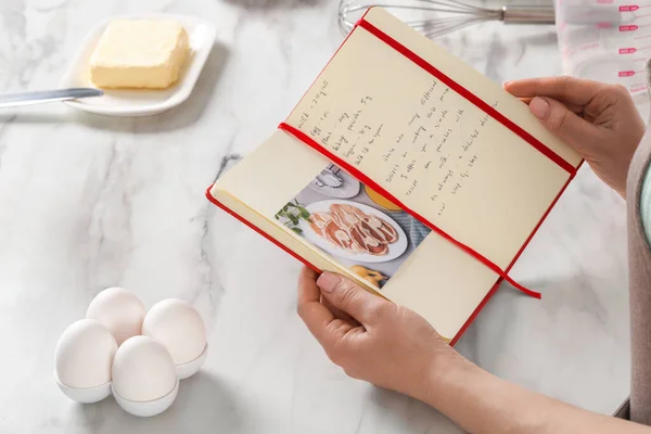 Wanita Dengan Buku Resep Meja Marmer Putih Dapur Closeup — Stok Foto