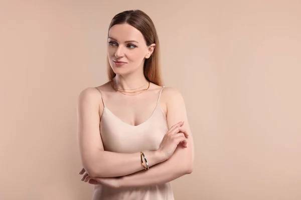 Mooie Vrouw Met Elegante Sieraden Beige Achtergrond — Stockfoto