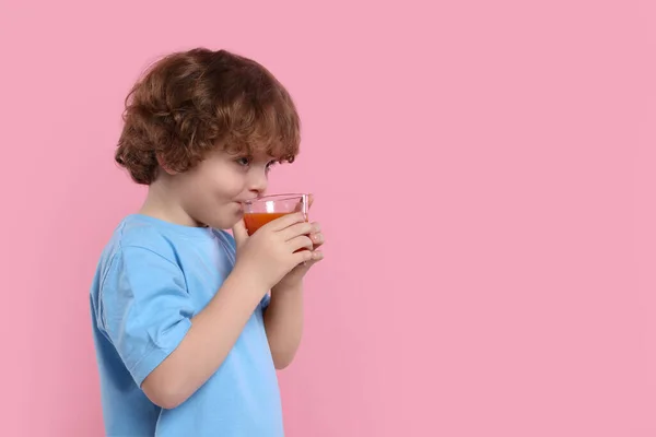 Söt Liten Pojke Dricka Färsk Juice Rosa Bakgrund Utrymme För — Stockfoto
