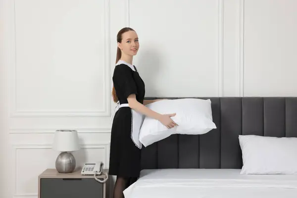 Jonge Meid Maken Bed Hotelkamer — Stockfoto