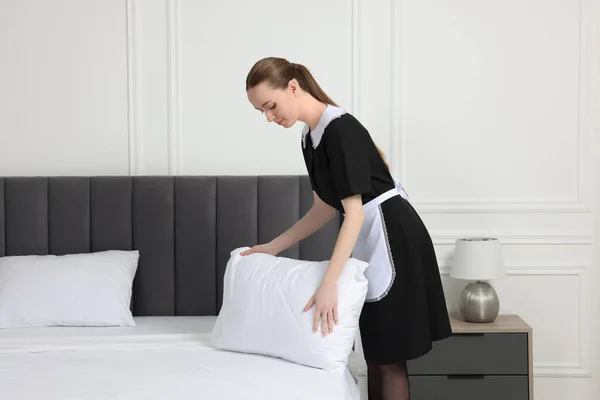 Young Maid Making Bed Hotel Room — Stock Photo, Image