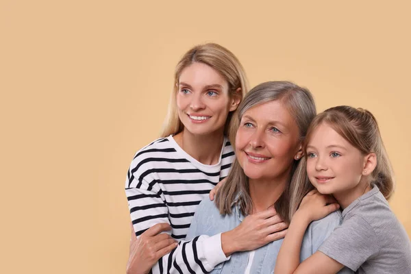 Drie Generaties Happy Oma Haar Dochter Kleindochter Beige Achtergrond Ruimte — Stockfoto