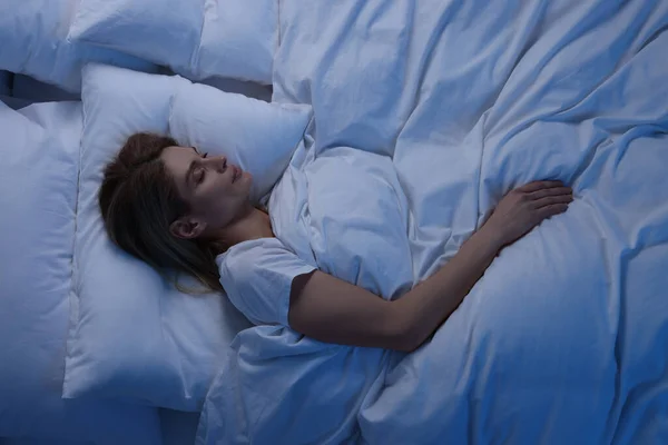 Geceleri Yatakta Uyuyan Kadın Manzaranın Üstünde — Stok fotoğraf