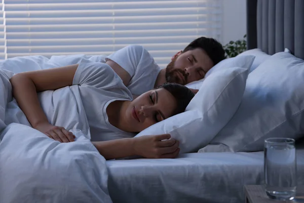 Adorável Casal Dormindo Juntos Cama Noite — Fotografia de Stock