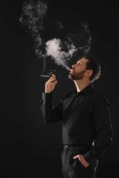 Hombre Que Usa Soporte Cigarrillo Para Fumar Sobre Fondo Negro — Foto de Stock