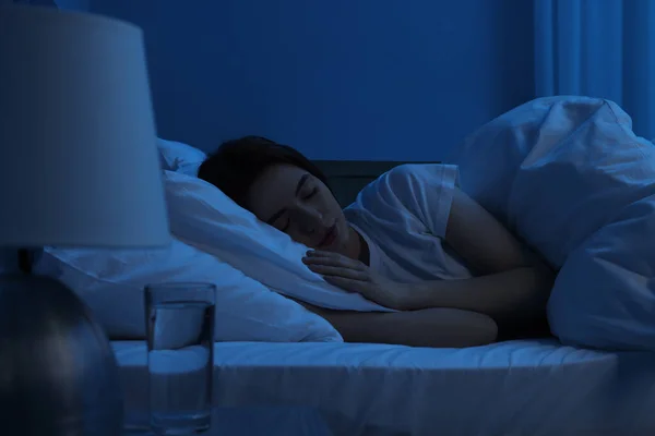 Hermosa Mujer Joven Durmiendo Cama Por Noche — Foto de Stock