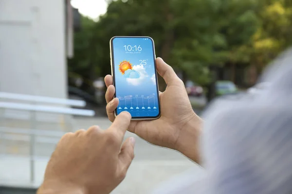 Mann Checkt Wetter App Auf Smartphone Freien Nahaufnahme Daten Und — Stockfoto