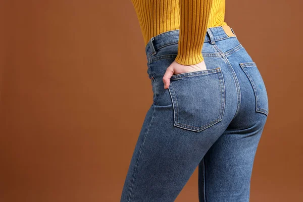 Donna Jeans Alla Moda Sfondo Marrone Primo Piano Spazio Testo — Foto Stock