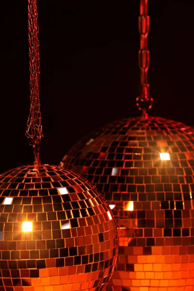 Boules Disco Brillantes Sous Lumière Rouge Gros Plan — Photo