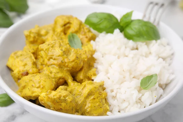 Köstlicher Reis Und Huhn Mit Currysoße Schüssel Nahaufnahme — Stockfoto