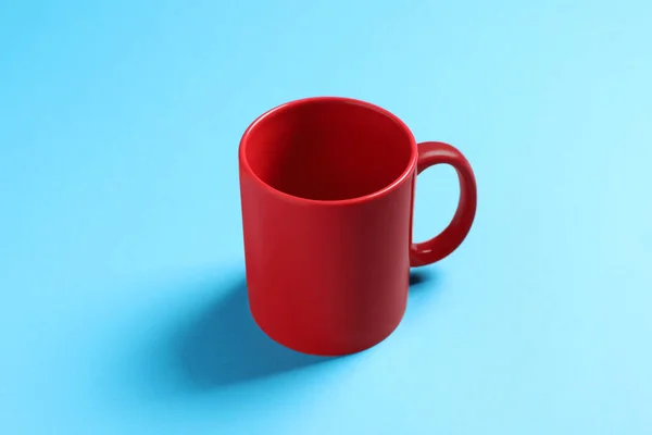 Una Tazza Ceramica Rossa Sfondo Azzurro — Foto Stock