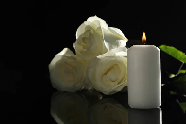 Weiße Rosen Und Brennende Kerze Auf Schwarzer Spiegelfläche Der Dunkelheit — Stockfoto