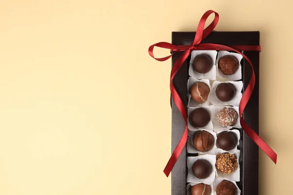 Krabička Lahodnými Čokoládovými Bonbóny Béžovém Stole Pohled Shora Mezera Pro — Stock fotografie