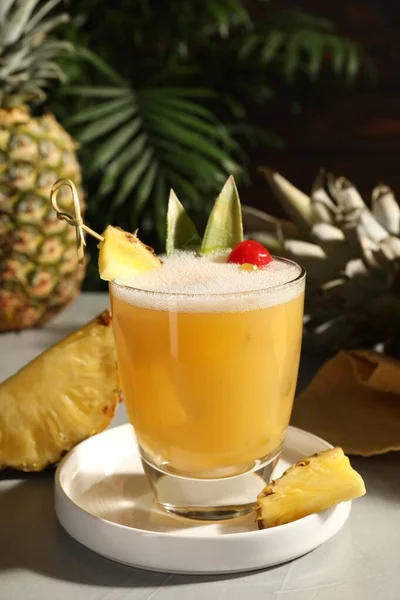 Leckerer Ananas Cocktail Und Frisches Obst Auf Hellgrauem Tisch — Stockfoto