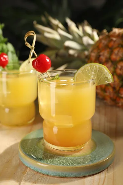 Leckerer Ananas Cocktail Mit Kirsche Und Limette Auf Holztisch — Stockfoto