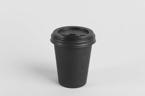 黑色纸杯 底色浅 有塑料盖 咖啡好了 — 图库照片