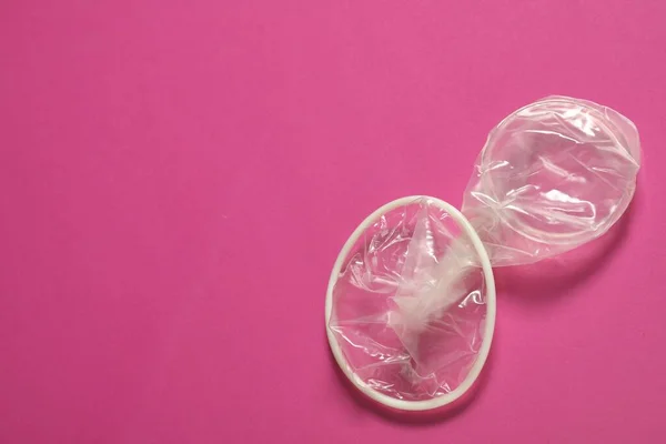 Ovalsad Kvinnlig Kondom Rosa Bakgrund Utrymme För Text Säkert Sex — Stockfoto