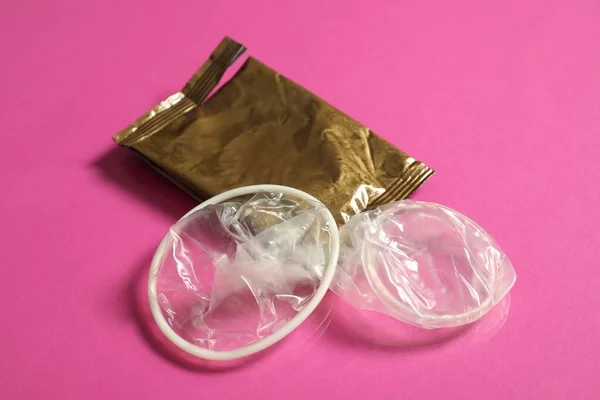 Orollad Kvinnlig Kondom Och Trasiga Paket Rosa Bakgrund Närbild Säkert — Stockfoto
